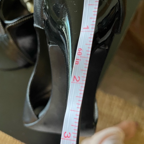 Carlos open toes pumps with a 4” heel size 5.5 - Picture 8 of 10